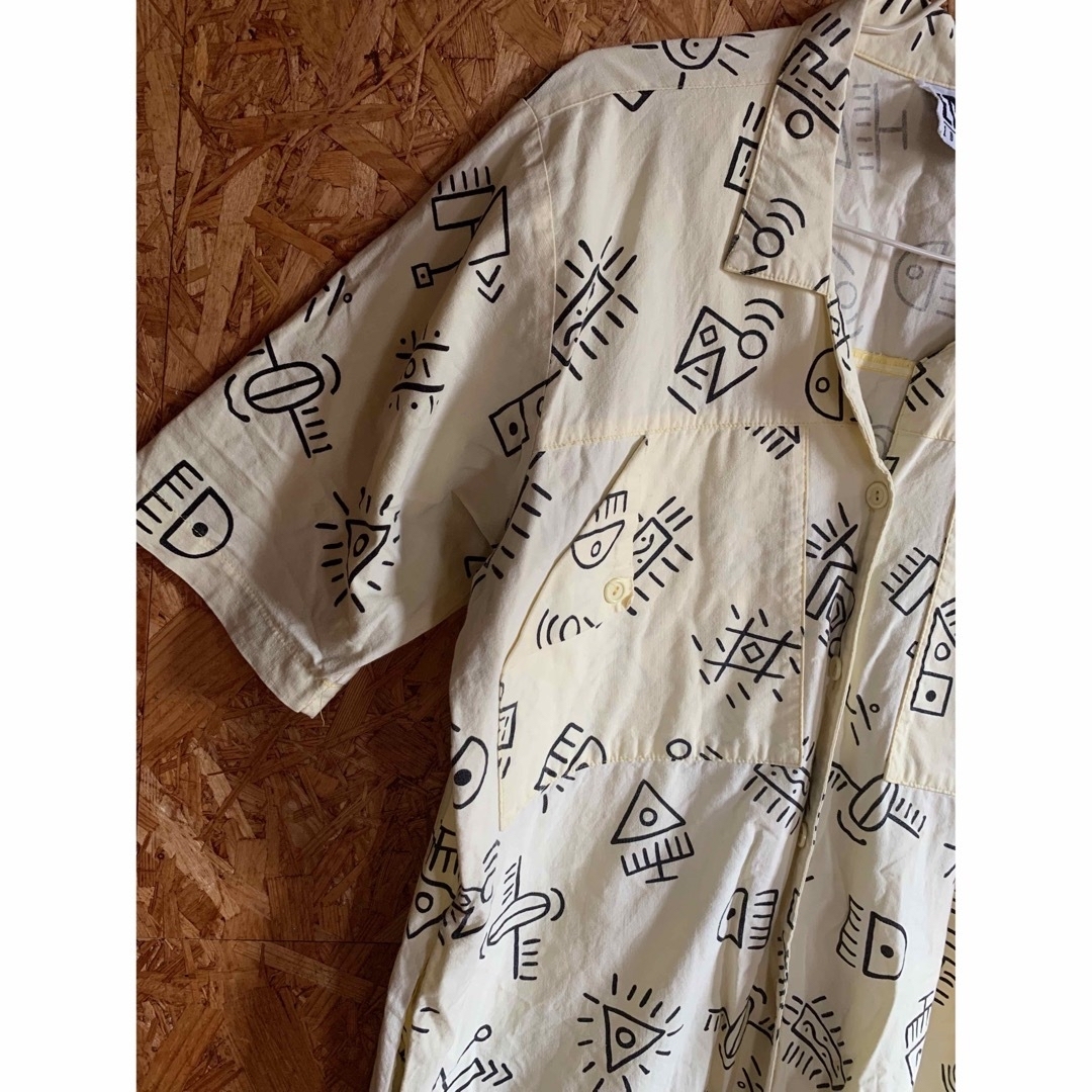 シャツワンピース　シャツ　ポケット付き　レトロ　プリント　ワンピ レディースのトップス(シャツ/ブラウス(半袖/袖なし))の商品写真