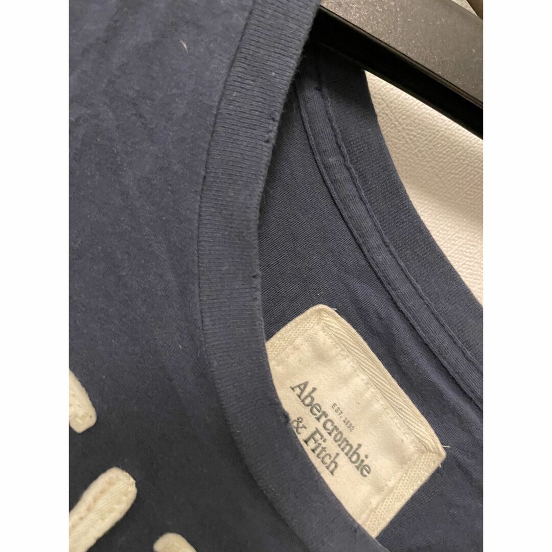 Abercrombie&Fitch(アバクロンビーアンドフィッチ)のアバンクロンビーフィッチ　Tシャツ　ネイビー レディースのトップス(Tシャツ(半袖/袖なし))の商品写真