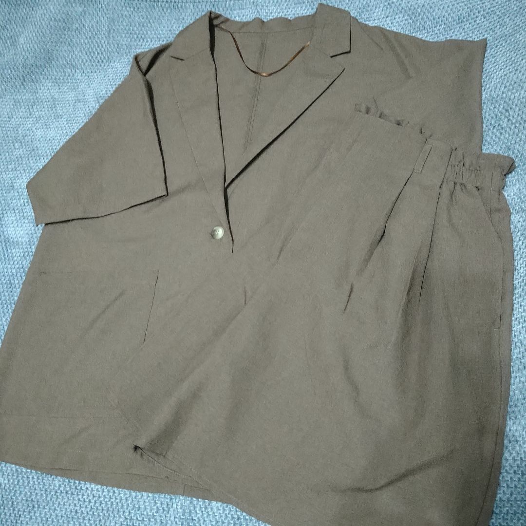 GU(ジーユー)のGU テーラードジャケット　パンツ　セットアップ　半袖　ブラウン レディースのジャケット/アウター(テーラードジャケット)の商品写真