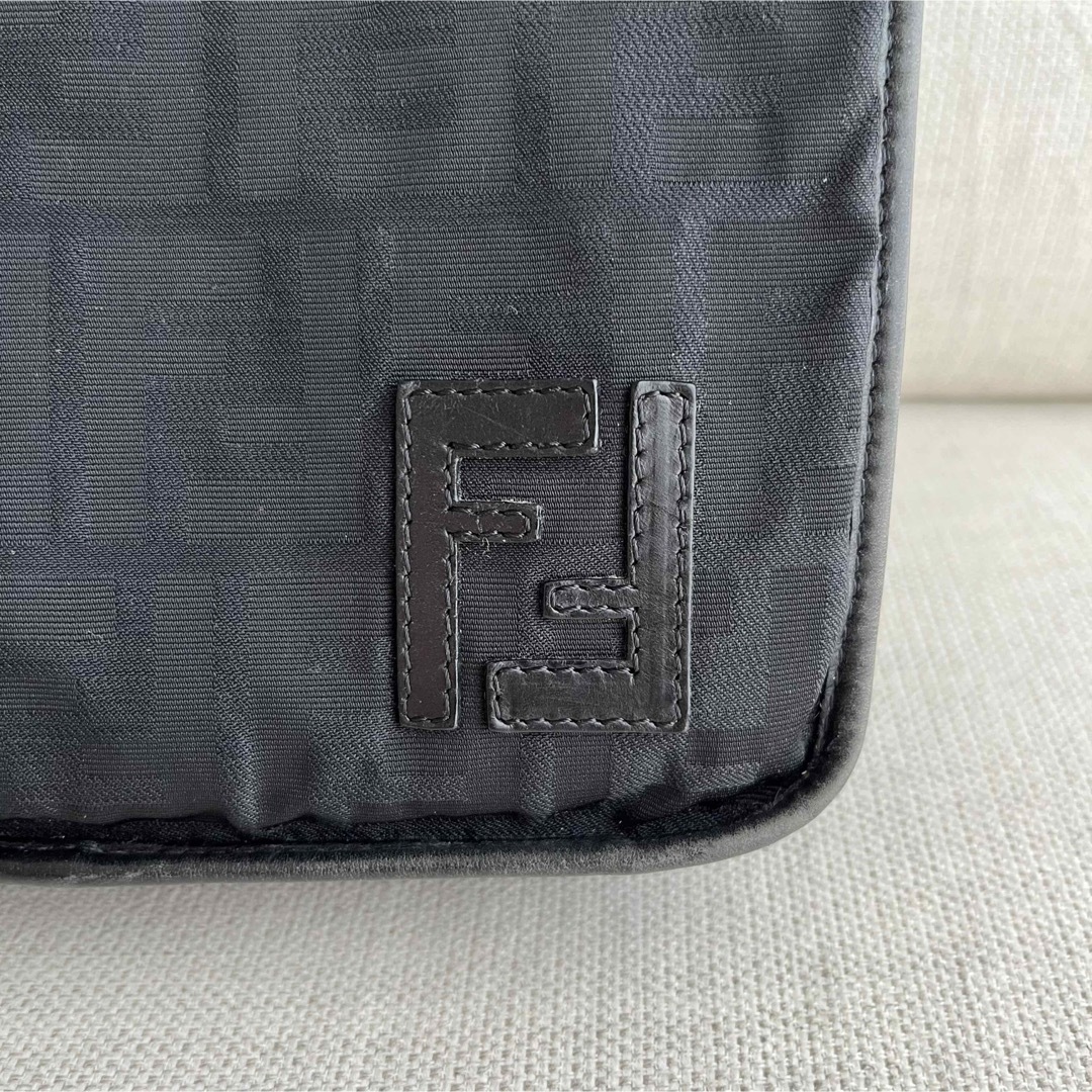 可愛すぎるフェミニンデザイン♪ FENDI ショルダーバッグ ズッカ FF