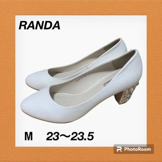 ランダ(RANDA)のRANDA ホワイト　パンプス　ビジューつき　チャンキーヒール　美品　M(ハイヒール/パンプス)