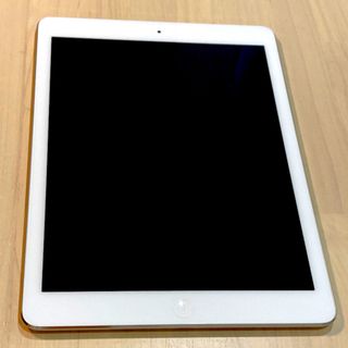 アイパッド(iPad)のiPad Air Wi-Fiモデル ME906J/A シルバー (純正ケース付)(タブレット)