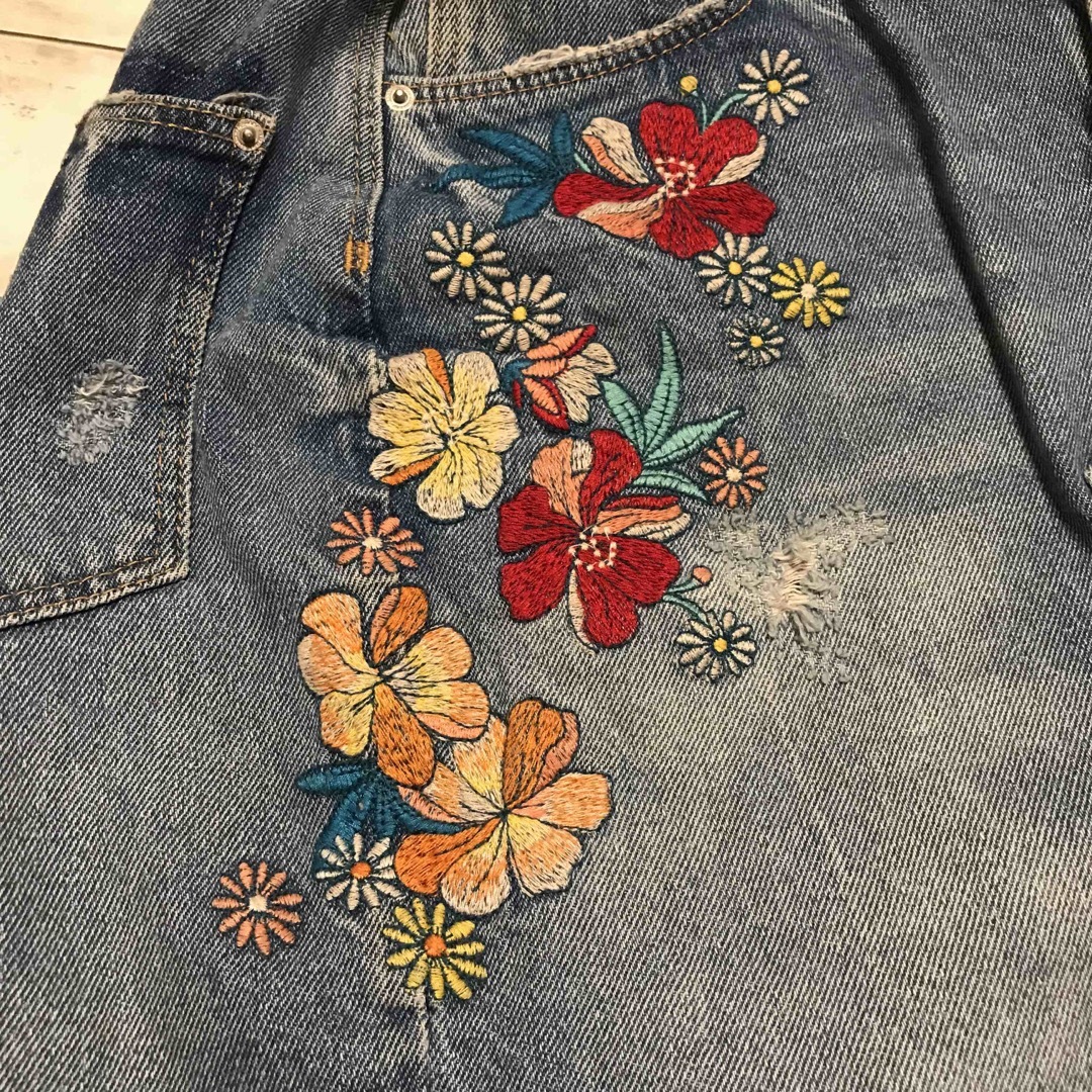 ZARA(ザラ)の【ZARA】デニムスカート　刺繍　ダメージ加工　Mサイズ レディースのスカート(ひざ丈スカート)の商品写真