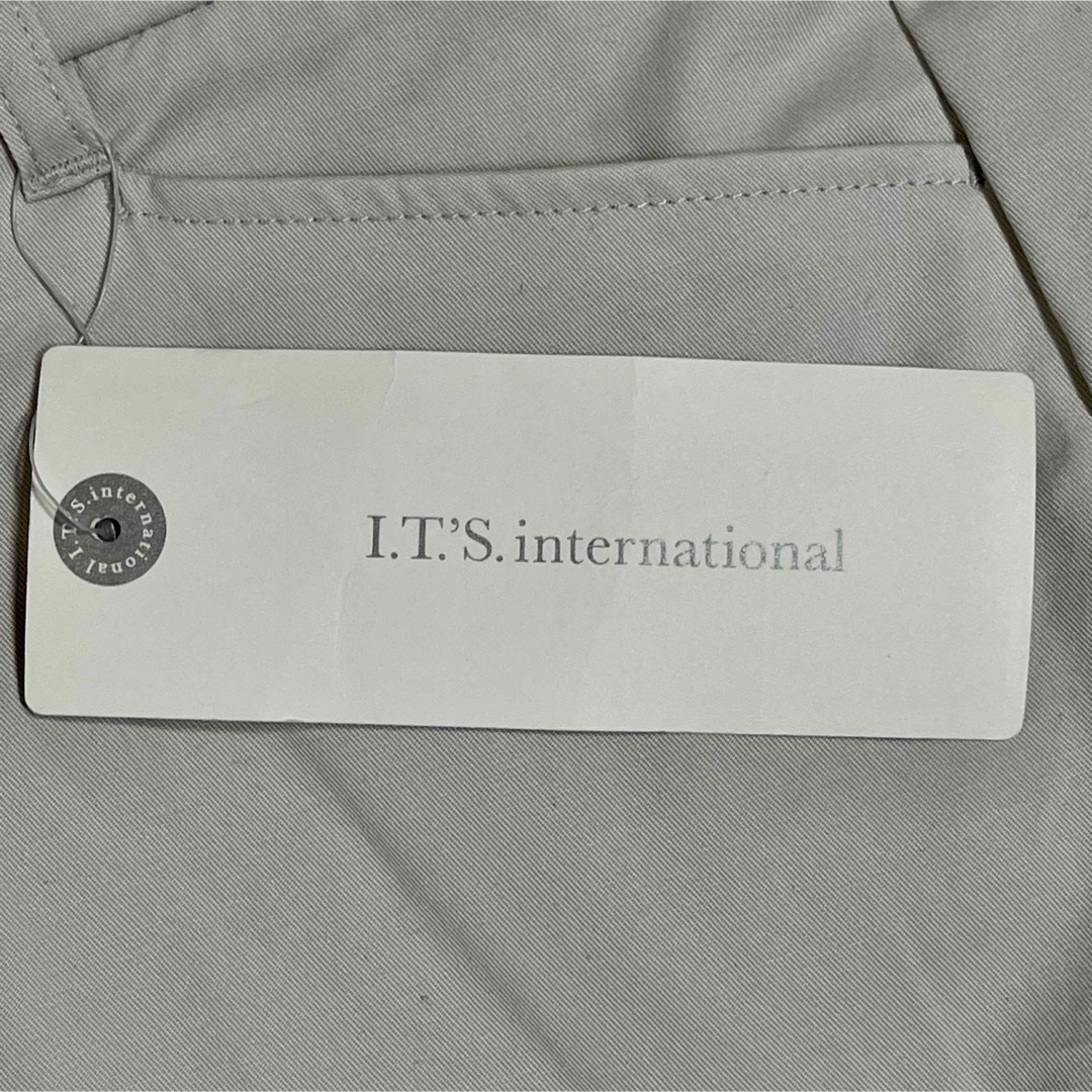 I.T.'S.international(イッツインターナショナル)の【新品タグ付き】イッツインターナショナル  グレージュ テーパードパンツ レディースのパンツ(カジュアルパンツ)の商品写真
