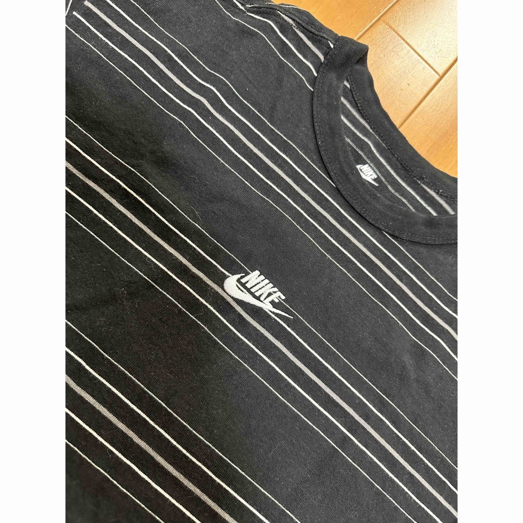 NIKE(ナイキ)のNIKE プレミアム エッセンシャル メンズ ストライプ Tシャツ(Ｌ)ブラック メンズのトップス(Tシャツ/カットソー(半袖/袖なし))の商品写真