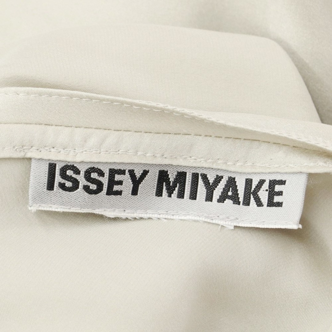 ISSEY MIYAKE(イッセイミヤケ)の【中古】イッセイミヤケ ISSEY MIYAKE 2023年春夏 シルク アシンメトリーワンピース グレージュ【サイズ表記なし】【レディース】 レディースのワンピース(ロングワンピース/マキシワンピース)の商品写真