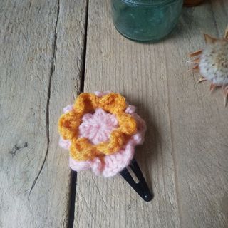 ニットのふわふわお花のパッチンピン(ヘアアクセサリー)