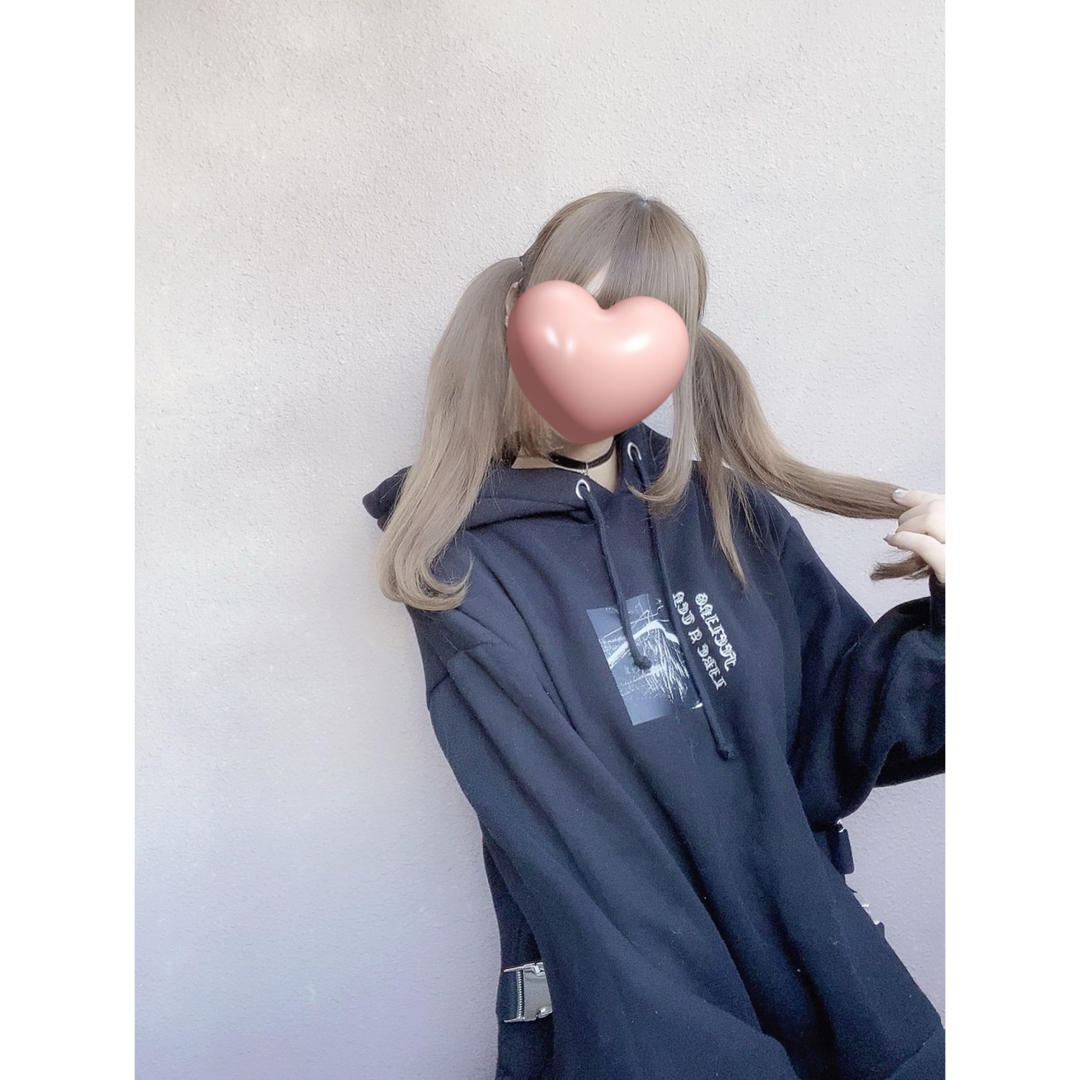 EVRIS(エヴリス)のEVRIS グラフィックルーズBIGフーディー レディースのトップス(パーカー)の商品写真