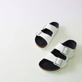 ビルケンシュトック(BIRKENSTOCK)の試着 美品 BIRKENSTOCK ビルケンシュトック Arizona アリゾナ エナメル ベルト フラットサンダル 24.5cm/ホワイト白【2400013372510】(サンダル)