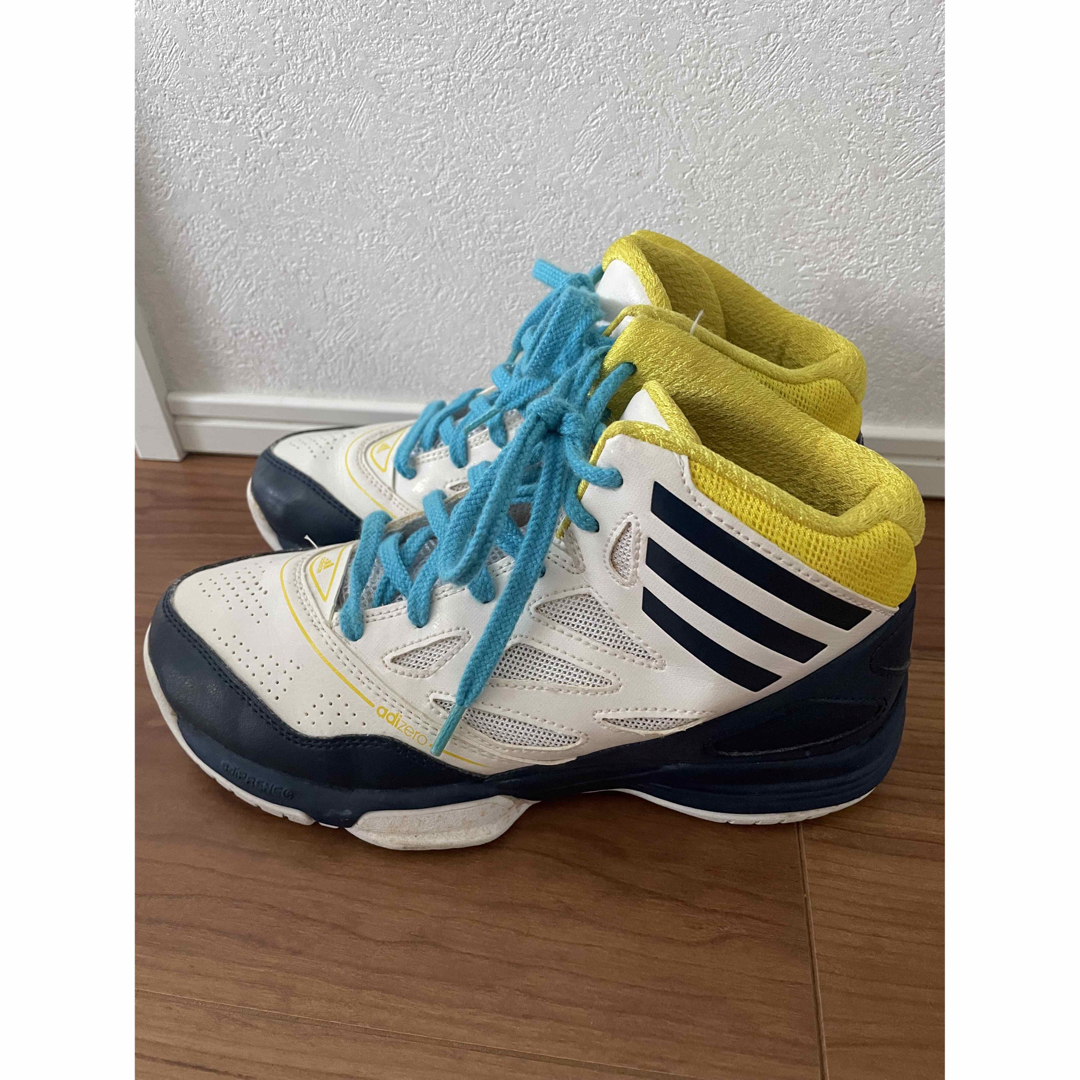 adidas(アディダス)のadidasアディダス　バスケットシューズスニーカー　バッシュ　21.5㎝ キッズ/ベビー/マタニティのキッズ靴/シューズ(15cm~)(スニーカー)の商品写真