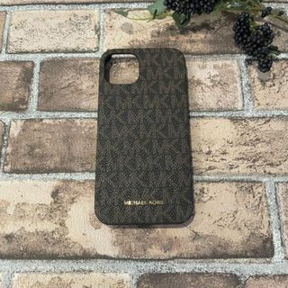 マイケルコース(Michael Kors)のMICHAEL KORS iPhone13 ハードケース シグネチャー ブラウン(iPhoneケース)