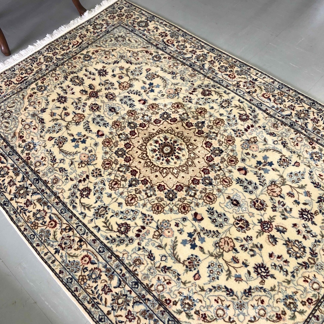 ペルシャ絨毯　イランナイン180×120手織り　ラグ