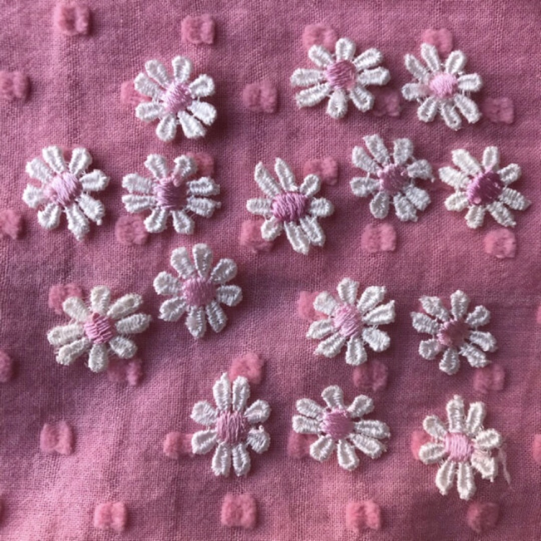 ワッペン お花　15枚セット 白にピンク　デイジー　マーガレット　花　刺繍 ハンドメイドの素材/材料(各種パーツ)の商品写真