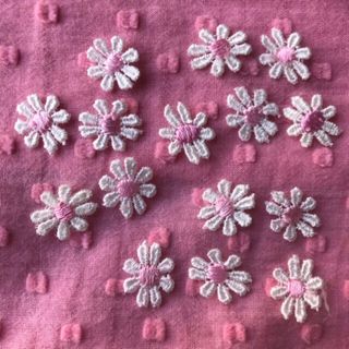 ワッペン お花　15枚セット 白にピンク　デイジー　マーガレット　花　刺繍(各種パーツ)