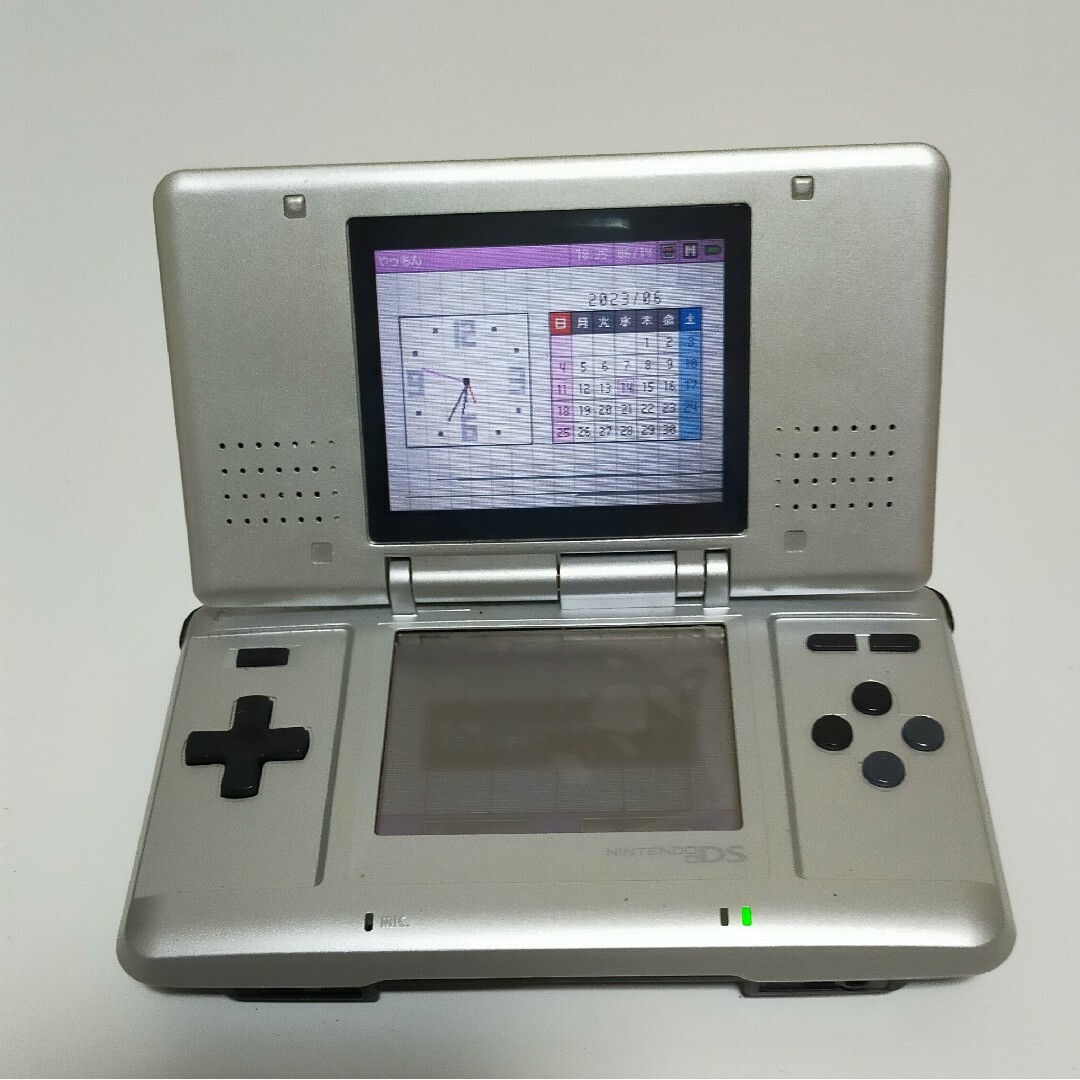 ニンテンドーDS(ニンテンドーDS)のニンテンドー  DS  シルバー  ソフト4種類付 エンタメ/ホビーのゲームソフト/ゲーム機本体(携帯用ゲーム機本体)の商品写真