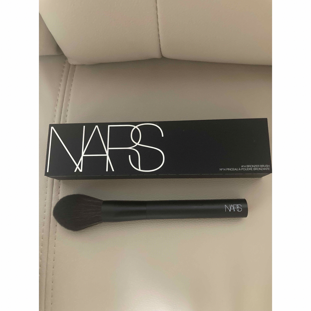 NARS(ナーズ)の【美品】NARS パウダーブラシ　14 コスメ/美容のメイク道具/ケアグッズ(チーク/フェイスブラシ)の商品写真