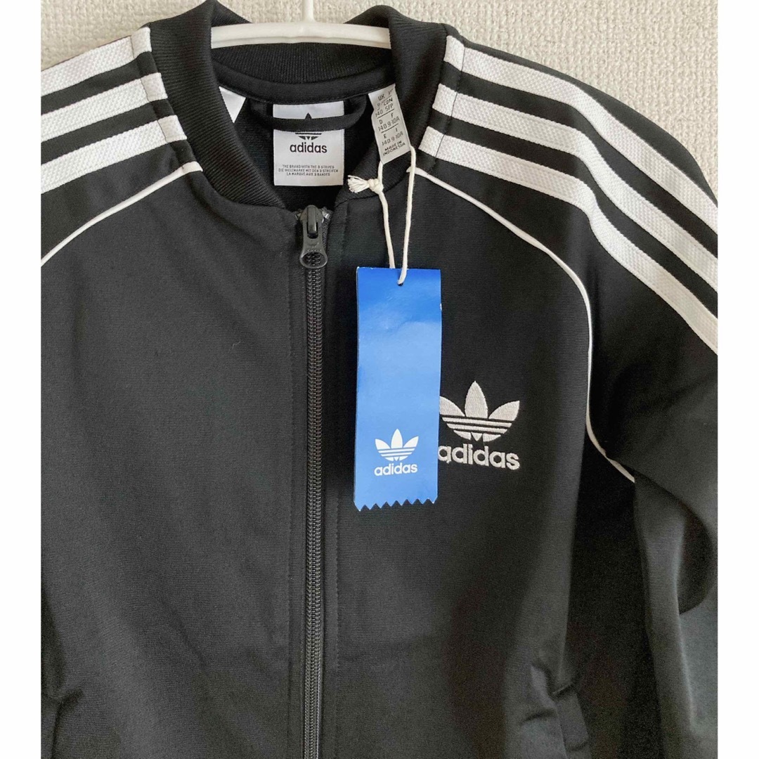 adidas(アディダス)の新品 アディダス adidas ジャージ ライン スウェット 140 ブラック  キッズ/ベビー/マタニティのキッズ服男の子用(90cm~)(ジャケット/上着)の商品写真