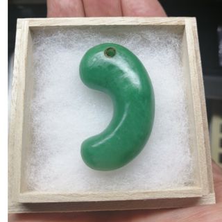 飛龍護宝珠翡翠勾玉