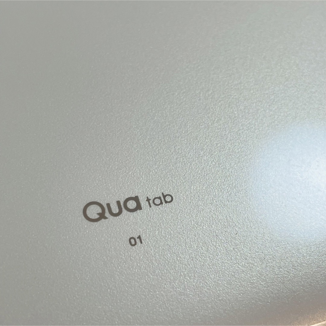 Quatab 01・24時間以内に匿名配送・auAndroid 美品コード付き  スマホ/家電/カメラのPC/タブレット(タブレット)の商品写真