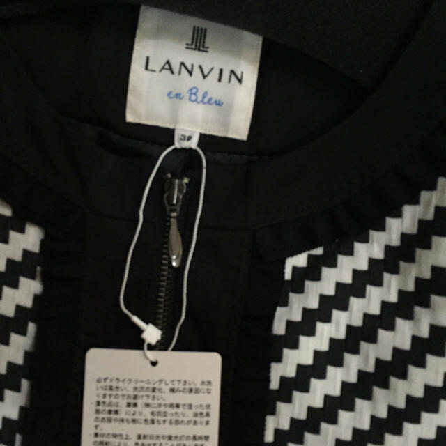 LANVIN en Bleu(ランバンオンブルー)の新品未使用タグ有りランバンオンブルー中綿ジャケット レディースのジャケット/アウター(ノーカラージャケット)の商品写真