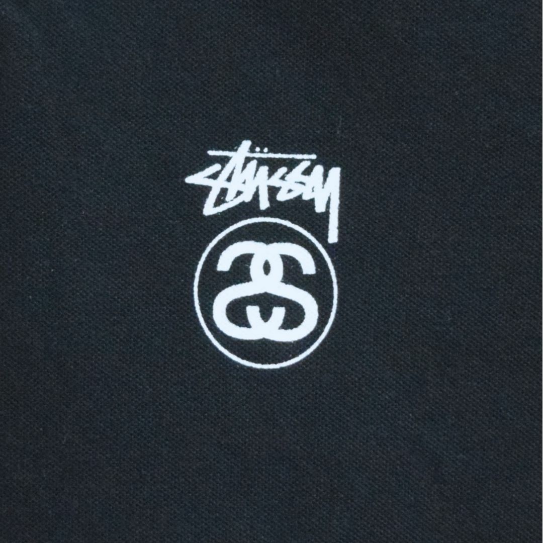 STUSSY(ステューシー)の《ステューシー》ビッグロゴ　SSロゴ　ブラック　Lサイズ　半袖ポロシャツ メンズのトップス(ポロシャツ)の商品写真