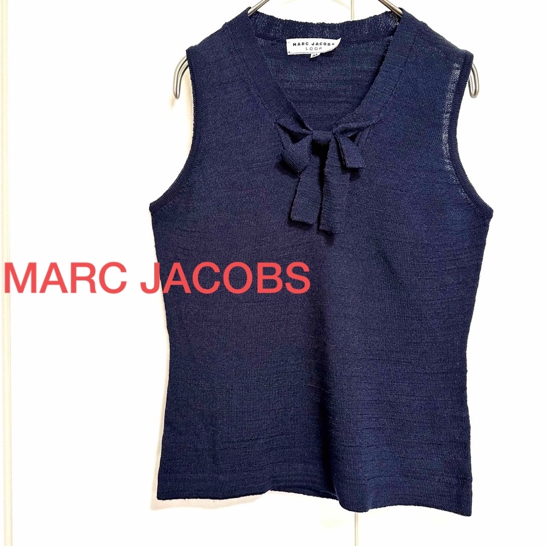 MARC JACOBS(マークジェイコブス)の美品　マークジェイコブス　ニット　リボン　ボウタイ　ノースリーブ　　ネイビー　紺 レディースのトップス(ニット/セーター)の商品写真