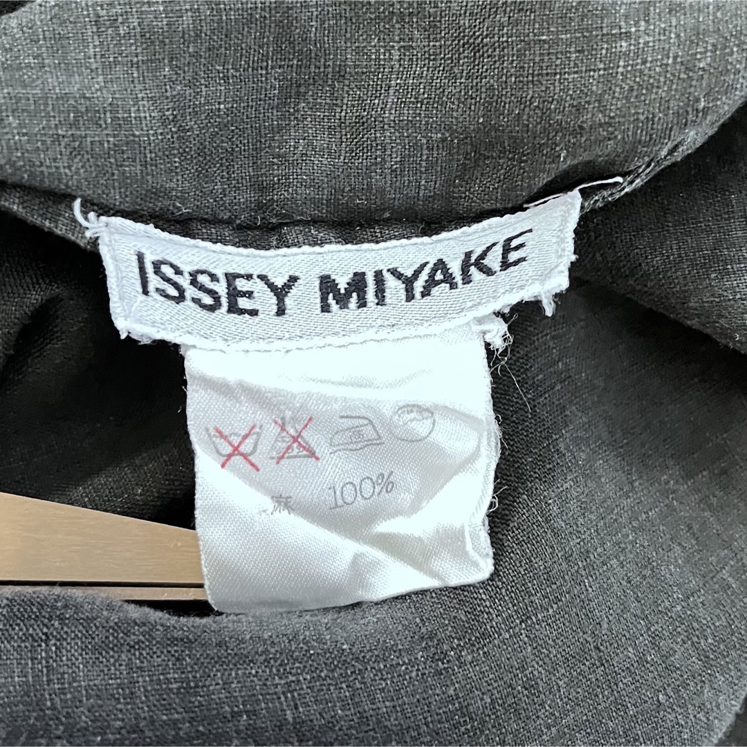 ISSEY MIYAKE(イッセイミヤケ)のISSEY MIYAKE イッセイミヤケ ノースリーブ リネンシャツ レディースのトップス(シャツ/ブラウス(半袖/袖なし))の商品写真