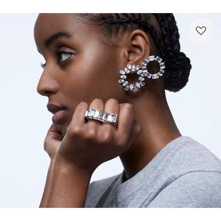 スワロフスキー(SWAROVSKI)の【新品未使用】スワロフスキー⭐︎Millenia フープピアス ペアカット(ピアス)