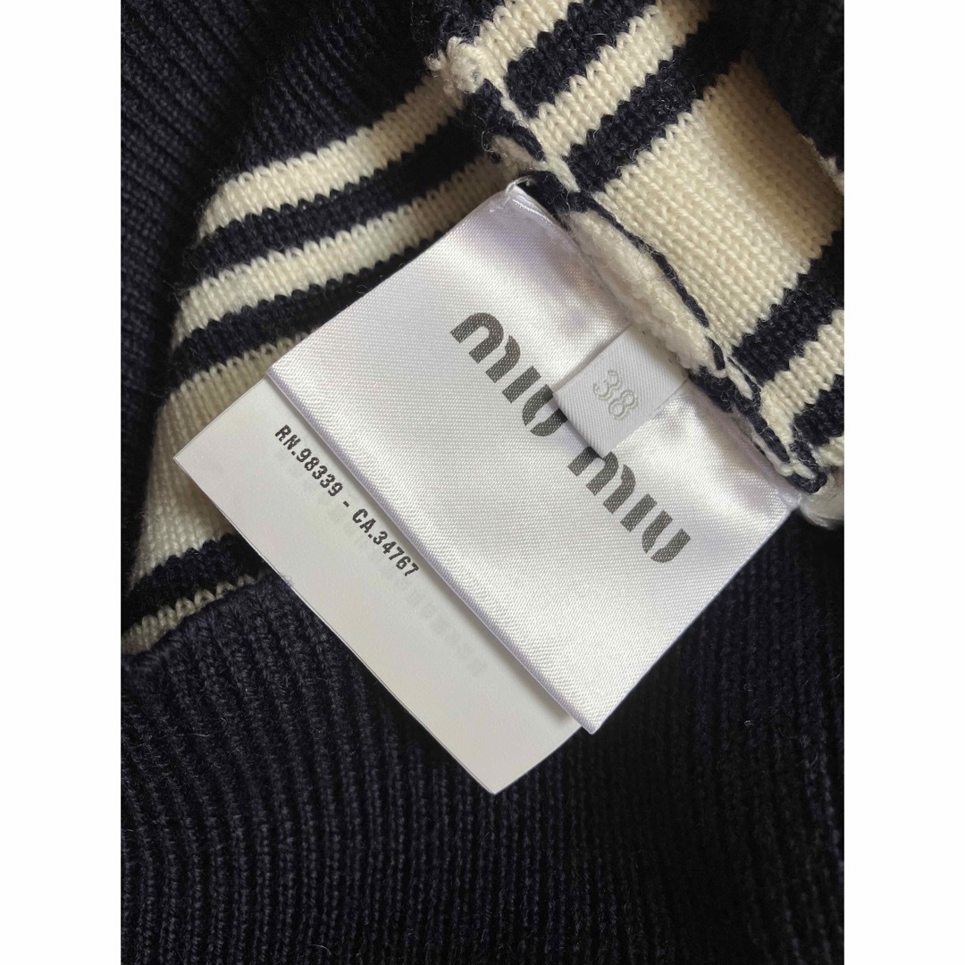 miumiuのウールプルオーバ(ロゴ入り)