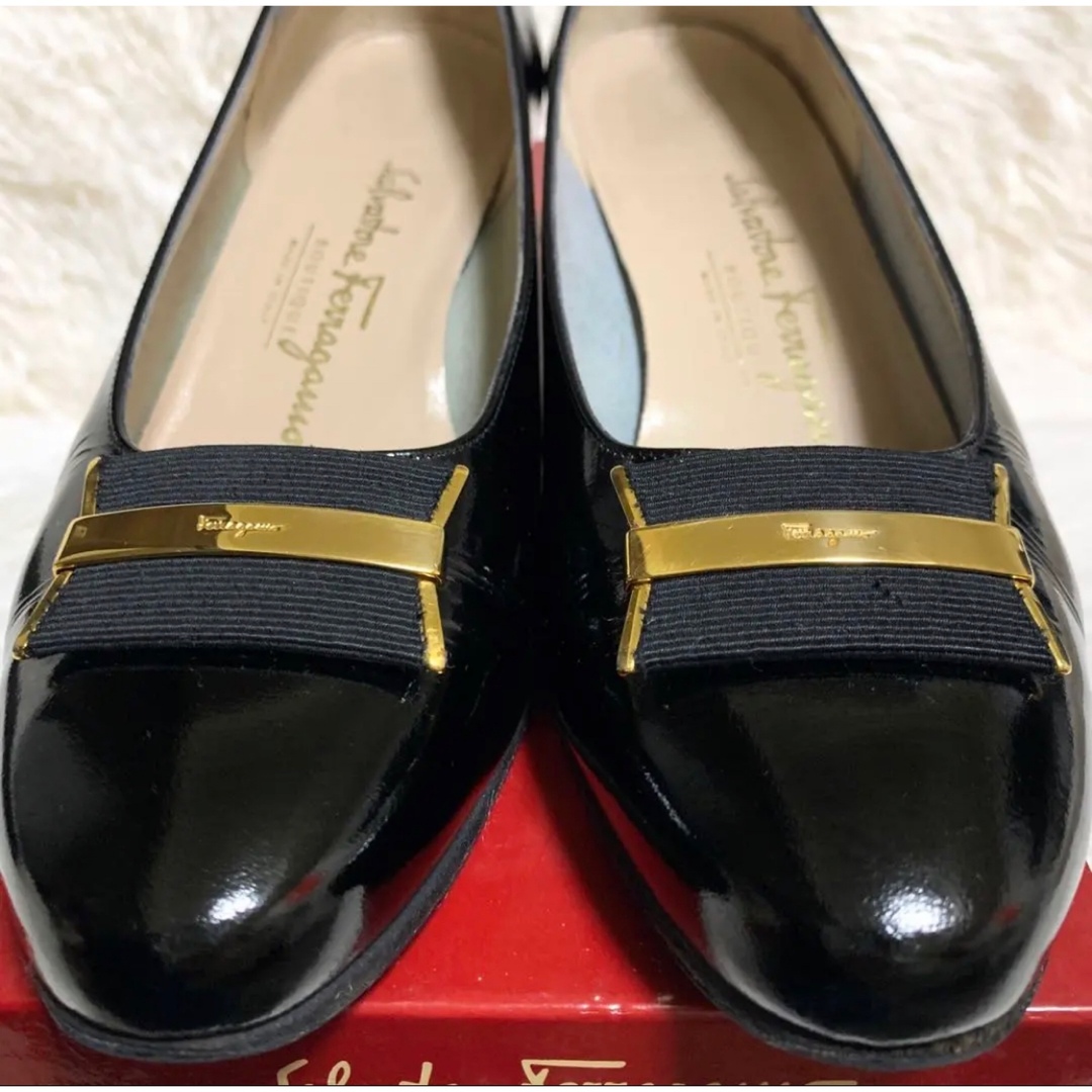 Salvatore Ferragamo(サルヴァトーレフェラガモ)の【良品】 Salvatore Ferragamo ロゴ リボン パンプス レディースの靴/シューズ(ハイヒール/パンプス)の商品写真