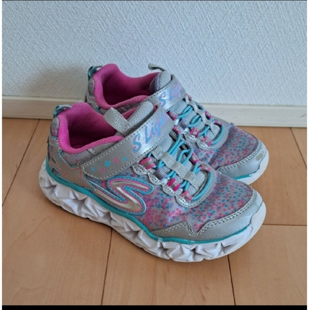 SKECHERS(スケッチャーズ)のスケッチャーズ　光る靴　18㌢ キッズ/ベビー/マタニティのキッズ靴/シューズ(15cm~)(その他)の商品写真