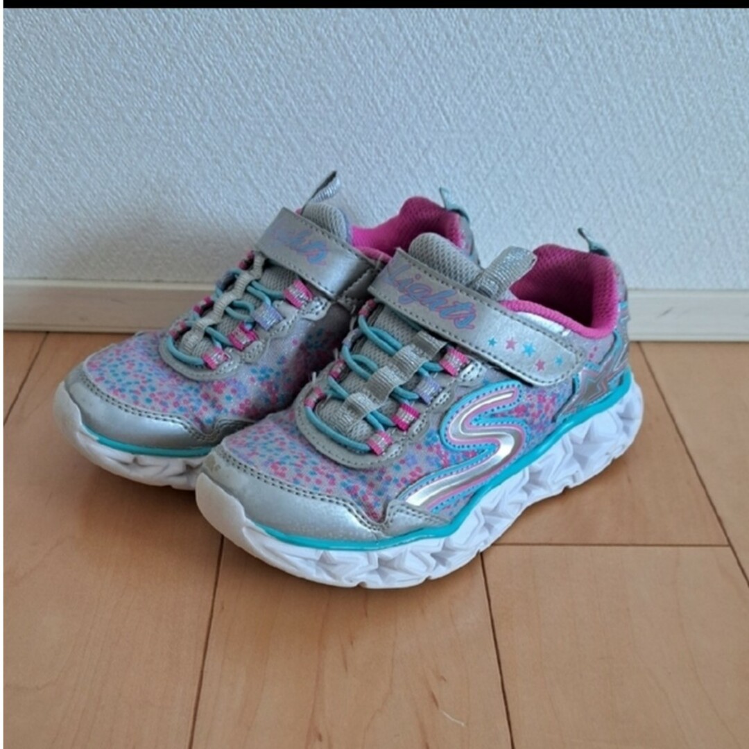 SKECHERS(スケッチャーズ)のスケッチャーズ　光る靴　18㌢ キッズ/ベビー/マタニティのキッズ靴/シューズ(15cm~)(その他)の商品写真