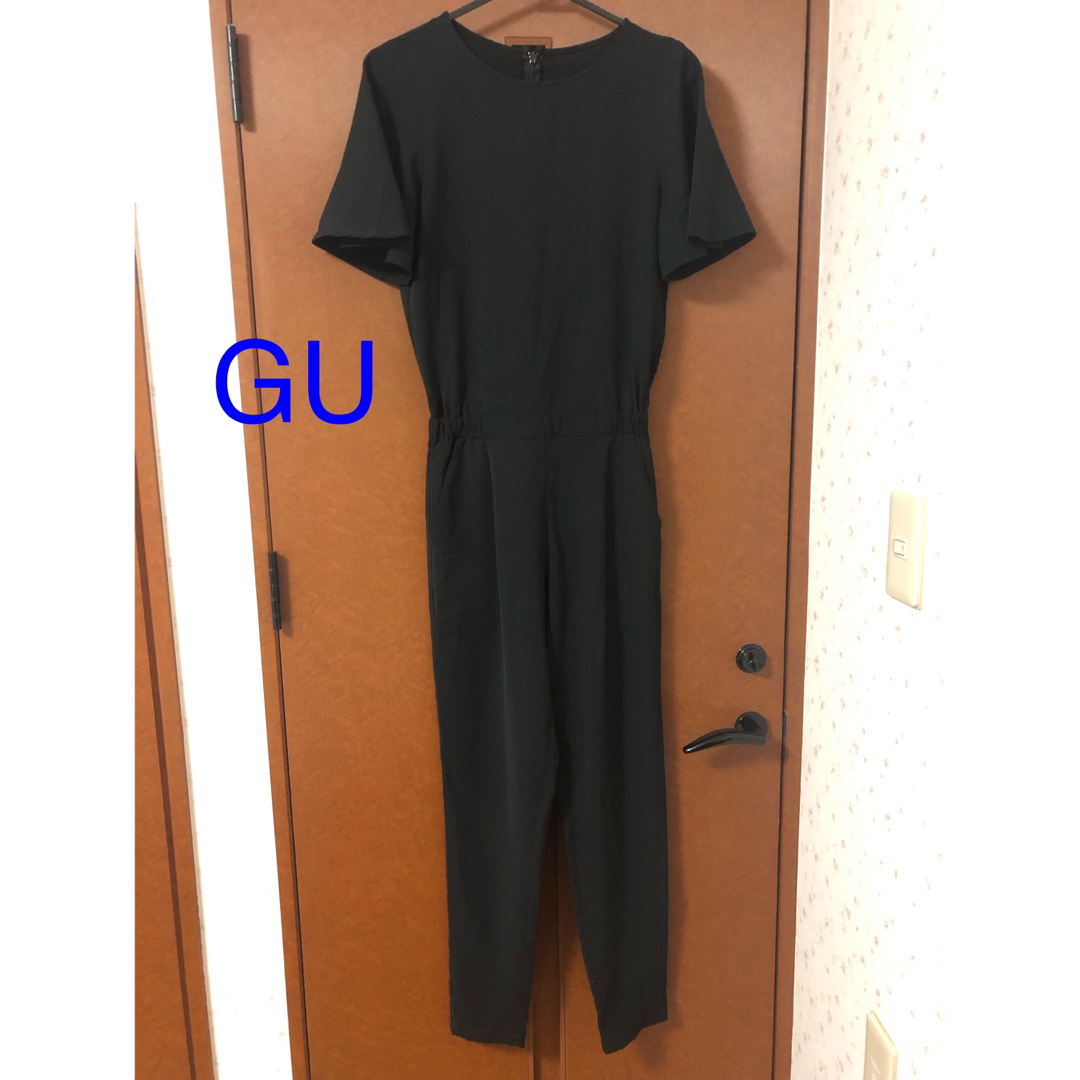 GU(ジーユー)の美品GU 半袖オールインワン　ブラック　S レディースのパンツ(オールインワン)の商品写真