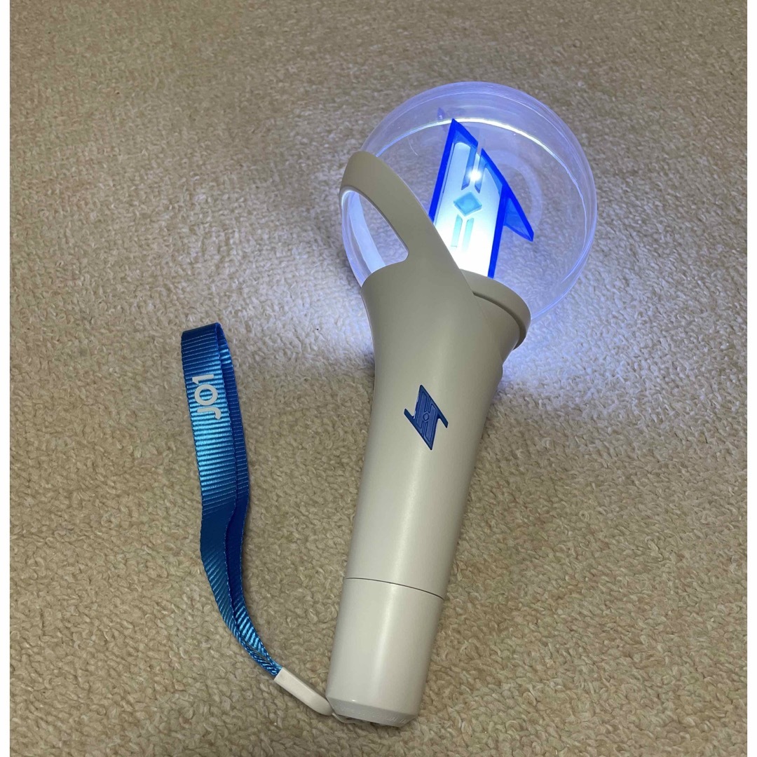 JO1(ジェイオーワン)のJO1 OFFICIAL LIGHT STICK ペンライト エンタメ/ホビーのタレントグッズ(アイドルグッズ)の商品写真