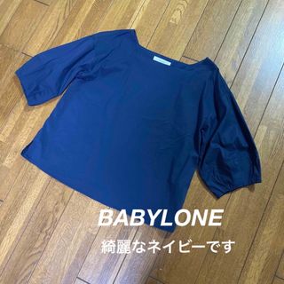 バビロン(BABYLONE)の【BABYLONE】袖の形が可愛いブラウス　ネイビー(シャツ/ブラウス(半袖/袖なし))