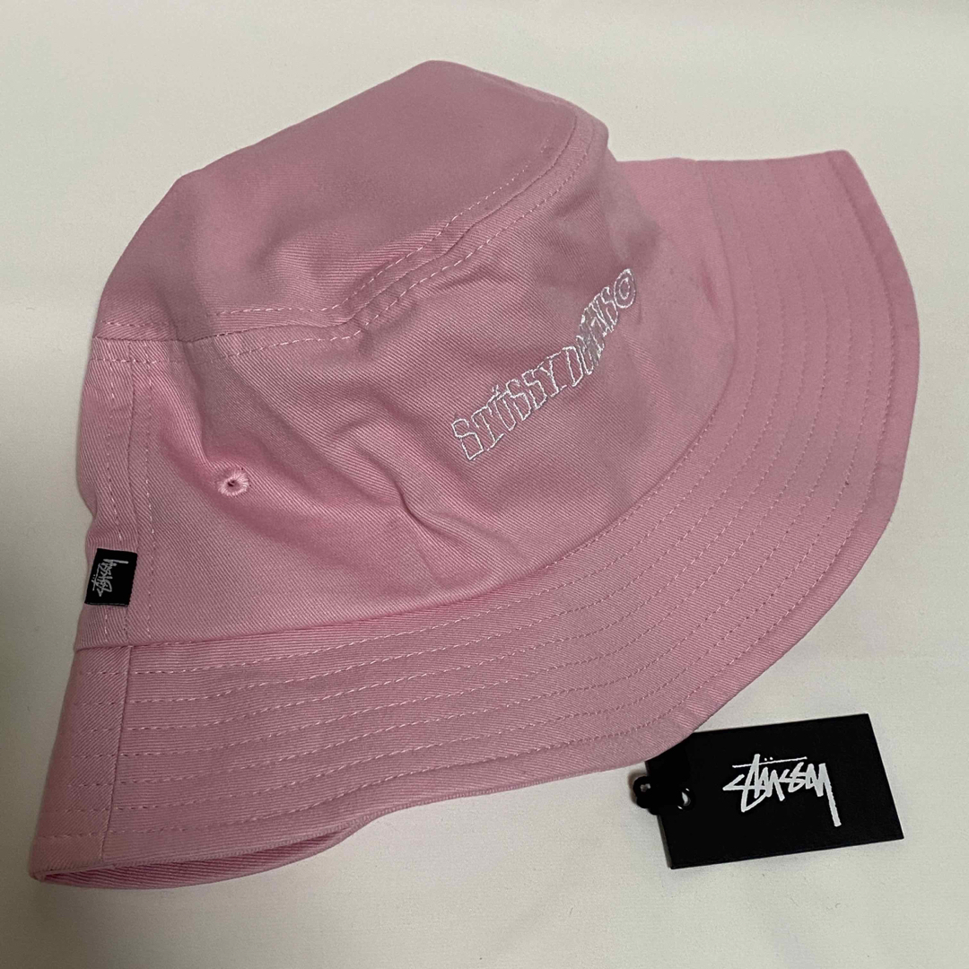 STUSSY(ステューシー)の海外限定　STUSSY ステューシー  デザインロゴ　バケットハット　ピンク メンズの帽子(ハット)の商品写真