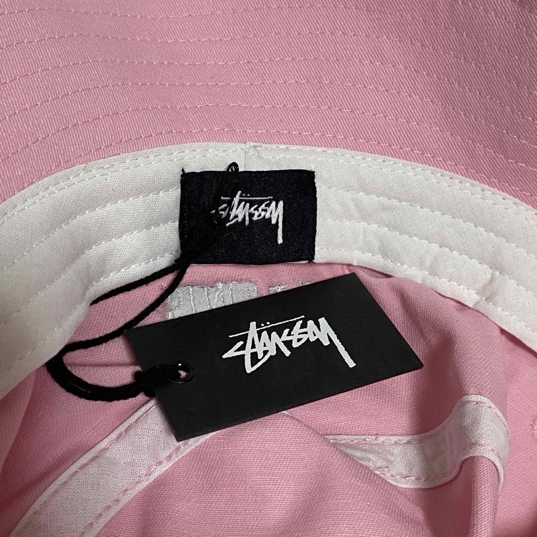 STUSSY(ステューシー)の海外限定　STUSSY ステューシー  デザインロゴ　バケットハット　ピンク メンズの帽子(ハット)の商品写真