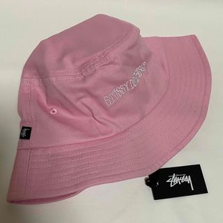 ステューシー(STUSSY)の海外限定　STUSSY ステューシー  デザインロゴ　バケットハット　ピンク(ハット)