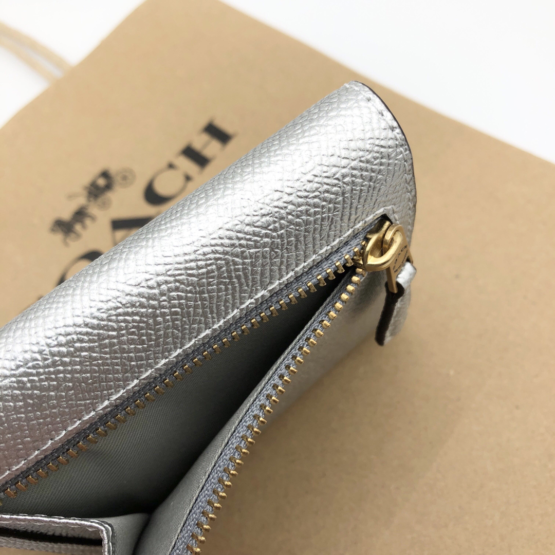 COACH(コーチ)の【COACH☆新品】ウィン スモール ウォレット！メタリック シルバー！レザー！ レディースのファッション小物(財布)の商品写真