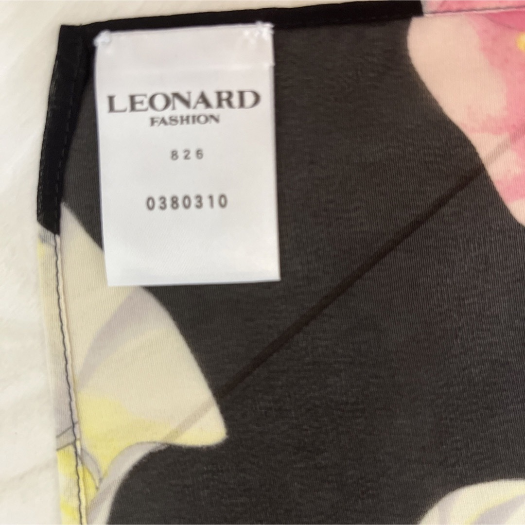 LEONARD(レオナール)の未使用品　レオナール  ストール　カラー柄　ブラック レディースのファッション小物(マフラー/ショール)の商品写真