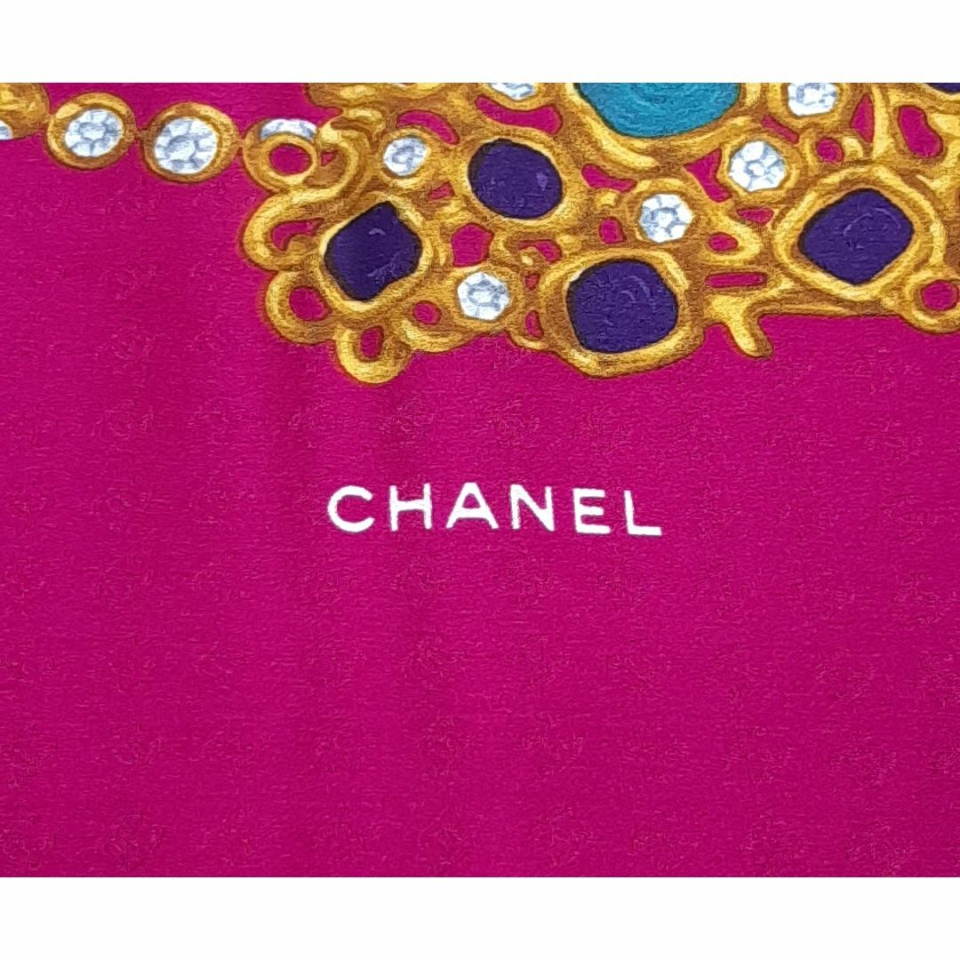CHANEL(シャネル)のシャネル　シルクスカーフ　ジュエリー柄　ココマーク透かし柄　美品 レディースのファッション小物(バンダナ/スカーフ)の商品写真