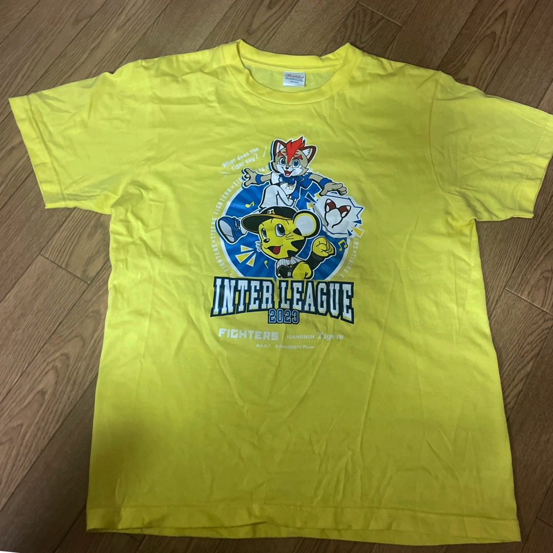 阪神タイガース(ハンシンタイガース)の2023交流戦Tシャツ　ファイターズ✖️タイガース スポーツ/アウトドアの野球(応援グッズ)の商品写真