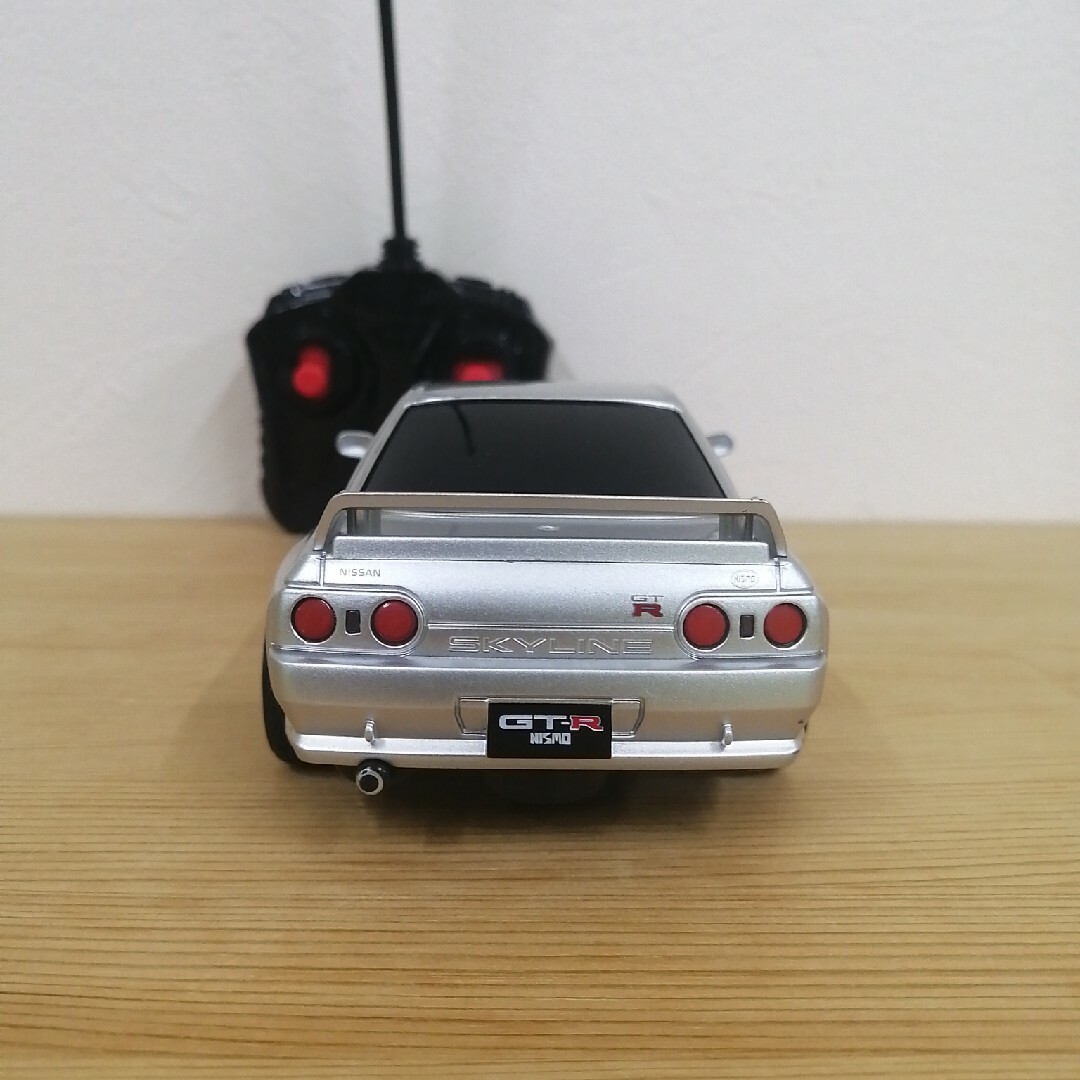 ラジコン　スカイラインGT-R NISMO BNR32  シルバー　R/C エンタメ/ホビーのおもちゃ/ぬいぐるみ(トイラジコン)の商品写真