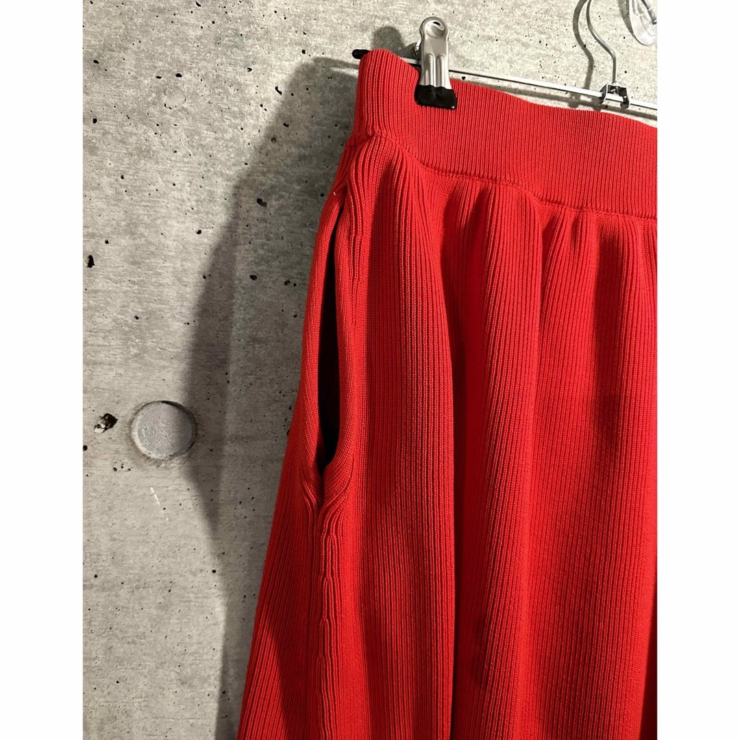HYKE(ハイク)のHYKE ハイク リブニット スカート アシンメトリー RED 美品 ポケット有 レディースのスカート(ひざ丈スカート)の商品写真