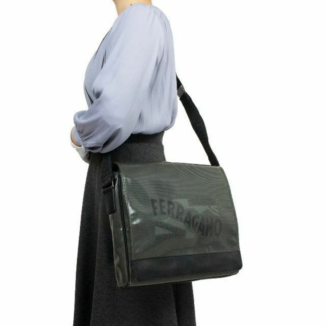 全額返金保証・送料無料】フェラガモのショルダーバッグ・正規品・A4