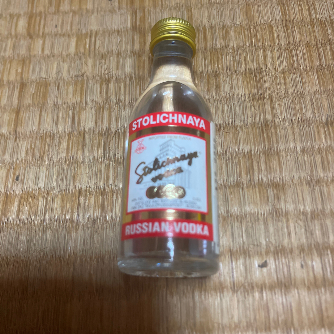 スピリッツ　ウォッカ　ストリチヤナ　STOLICHNAYA ５０ml 食品/飲料/酒の酒(蒸留酒/スピリッツ)の商品写真