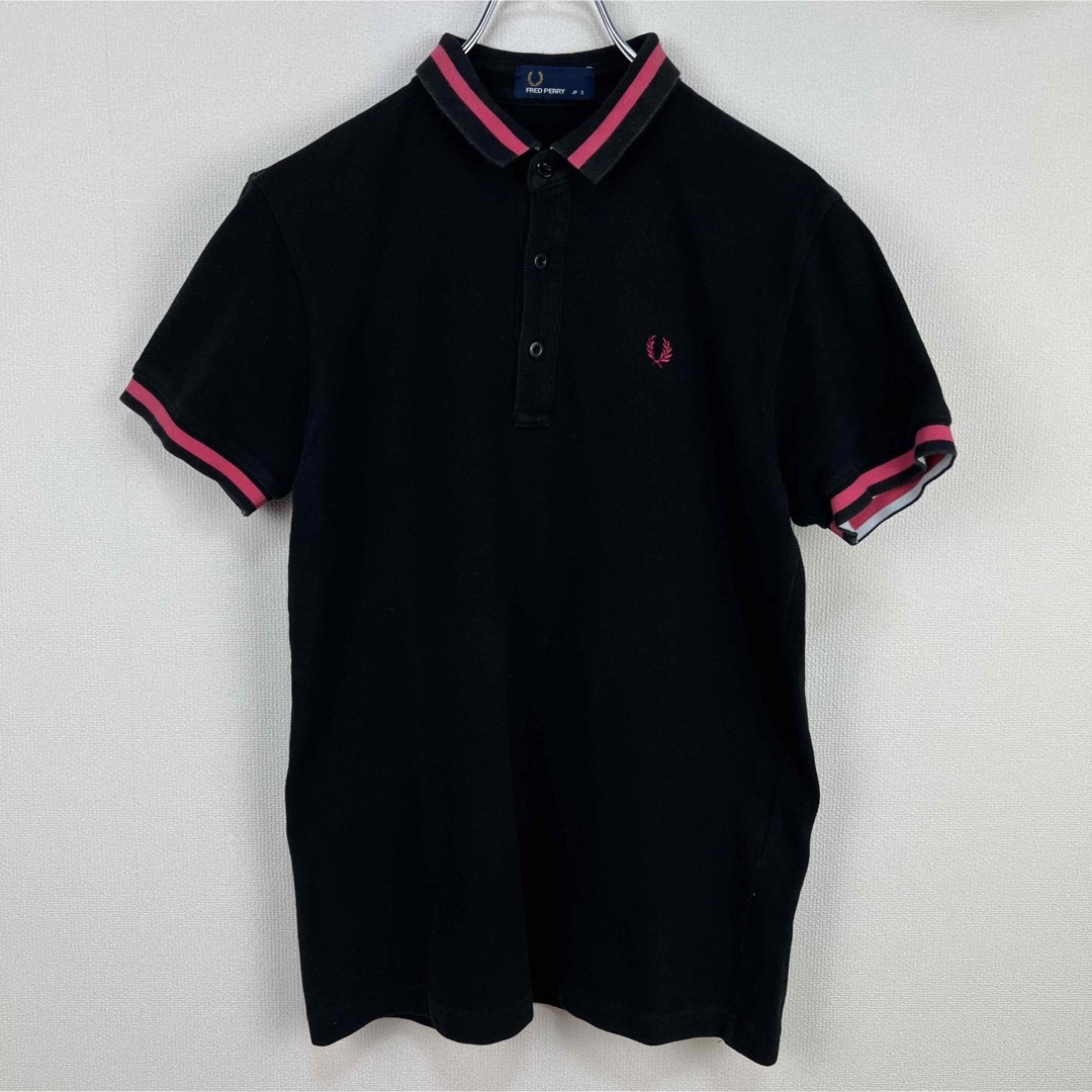 FRED PERRY(フレッドペリー)のFRED PERRY フレッドペリー　ポロシャツ　フレペリ　ブラック　ピンク　S メンズのトップス(ポロシャツ)の商品写真