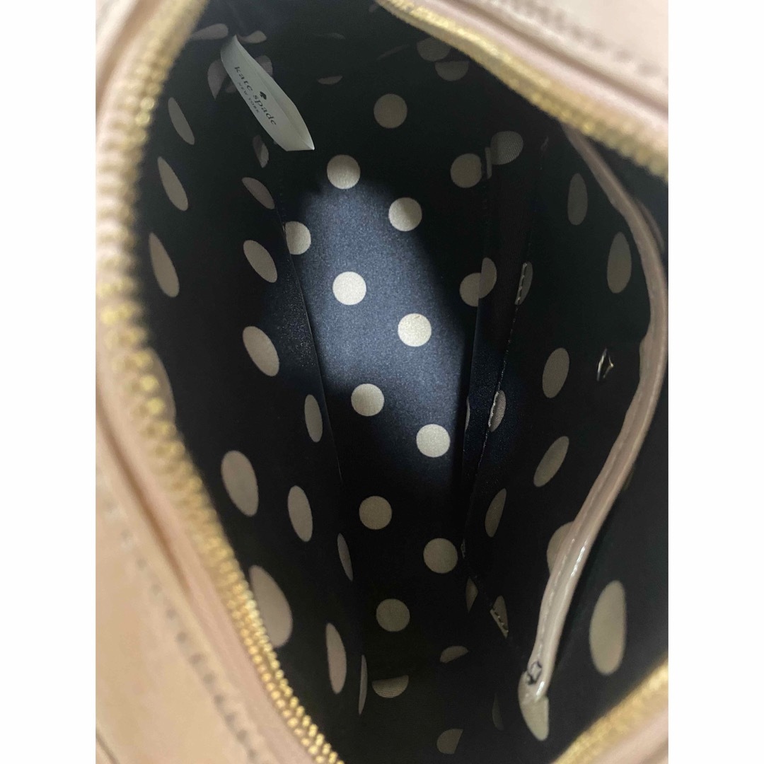 kate spade new york(ケイトスペードニューヨーク)の美品　kate spadeケイトスペード　ショルダーバッグ缶バッチ付き レディースのバッグ(ショルダーバッグ)の商品写真