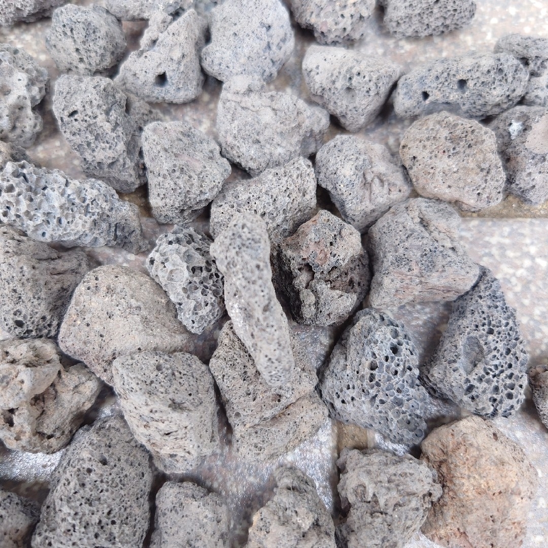 人気商品】 黒溶岩石 100個 2〜3cmほどの大きさ azuraftu.mg