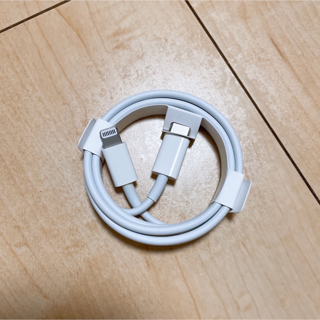 Apple(アップル)のiPhone 充電コード スマホ/家電/カメラのスマートフォン/携帯電話(バッテリー/充電器)の商品写真